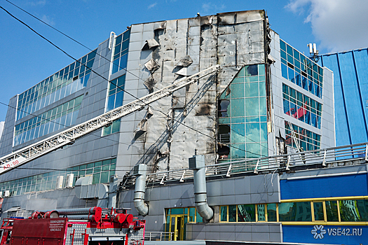 Серьезно обгорела: фотографии VSE42.Ru с места пожара в кемеровской "Лапландии"