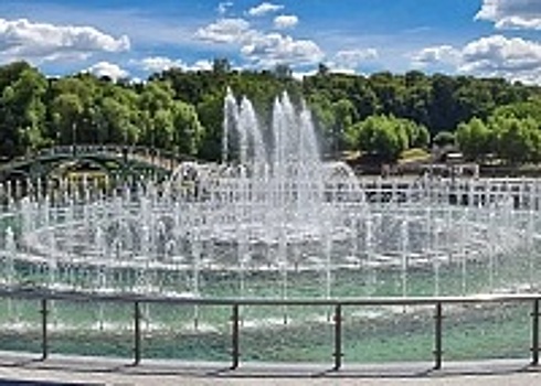 Летний танец воды и света: эффектные городские фонтаны, которые понравятся детям