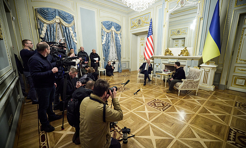 Джо Байден и Владимир Зеленский во время необъявленного визита американского президента в Киев