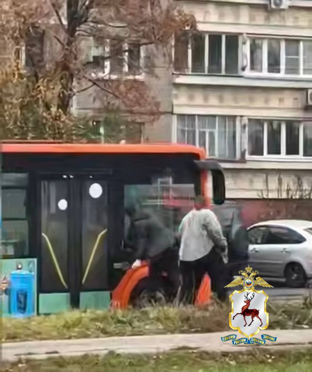 Неадекватный мужчина с ножом разбил стекло автобуса в Верхних Печерах