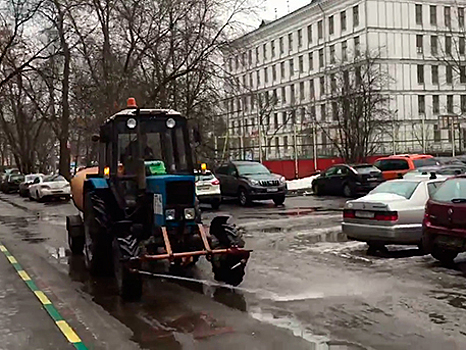 В Москве коммунальщики поливают водой лед на дорогах: видео