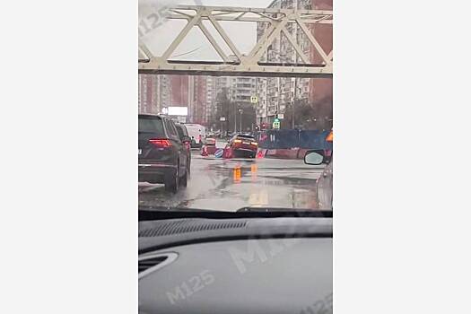 В Москве под машиной провалился асфальт
