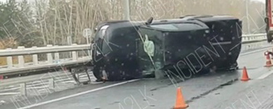 Пять человек пострадали в аварии с перевернувшимся автомобилем в Кемерово