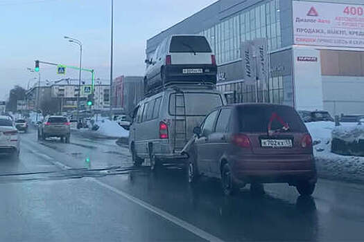 В Казани водитель перевозил хетчбэк Daewoo на крыше минивэна