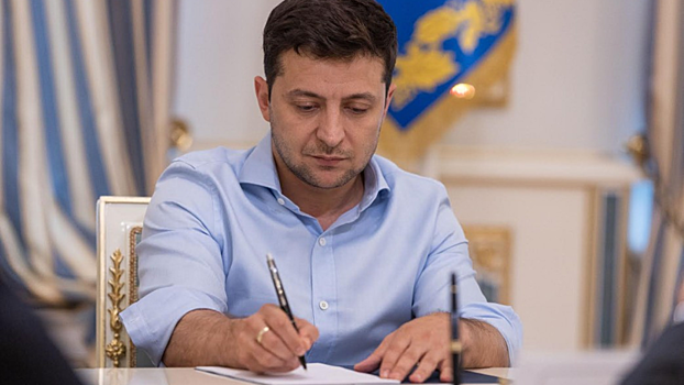 Зеленский подписал закон об импичменте президента