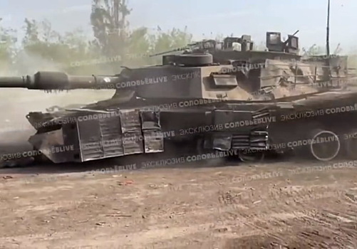 Российские бойцы эвакуировали подбитый в зоне СВО танк Abrams