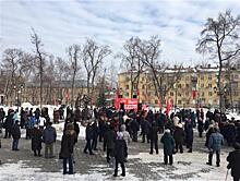 К началу митинга в сквере "Родина" пришло около 100 человек