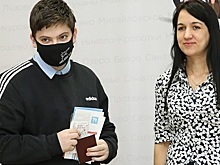 В Кемерове полицейские вручили юным горожанам первые паспорта