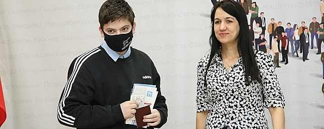 В Кемерове полицейские вручили юным горожанам первые паспорта