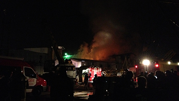 На юге Москвы горит складское помещение