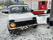 В Москве внедорожник Lada Niva врезался в остановку с людьми. Есть пострадавшие