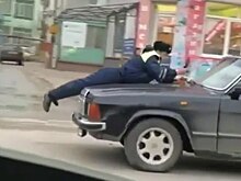 "Я тебе что сделал?": в Махачкале инспектора прокатили на капоте
