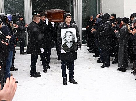 Церемония прощания с режиссером Олейниковым завершилась в Москве