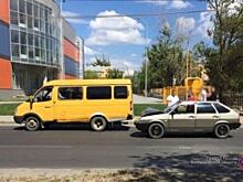 В Волгограде автомобиль протаранил маршрутку, пострадал один человек