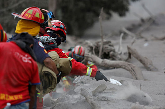 Ужасающие кадры погребенных под пеплом в Гватемале