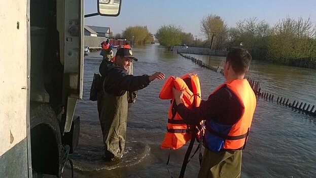 В затопленном поселке Петропавловска люди плавают и ныряют у себя во дворе