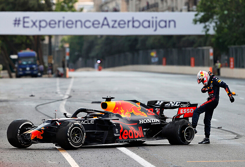 Пилот «Ред Булл» Макс Ферстаппен пинает шину своего болида после аварии во время Гран-при Азербайджана F1 на трассе Baku City Circuit