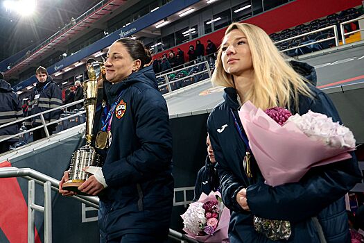 Футболисток ЦСКА поздравляли с трофеем, игрок «НН» переобувался во время матча. Яркие фото