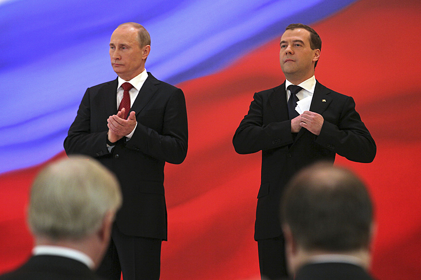 Дмитрий Медведев и избранный президент России Владимир Путин на церемонии инаугурации в Андреевском зале Большого Кремлевского дворца, 7 мая 2012 года 