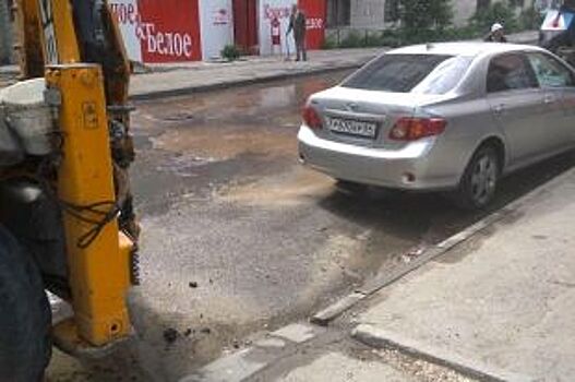 Припаркованная иномарка мешает коммунальщикам устранить порыв