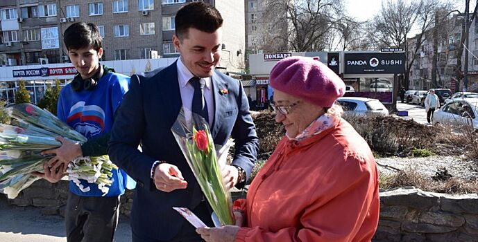 Жительниц донской столицы на улице поздравили депутаты городской Думы
