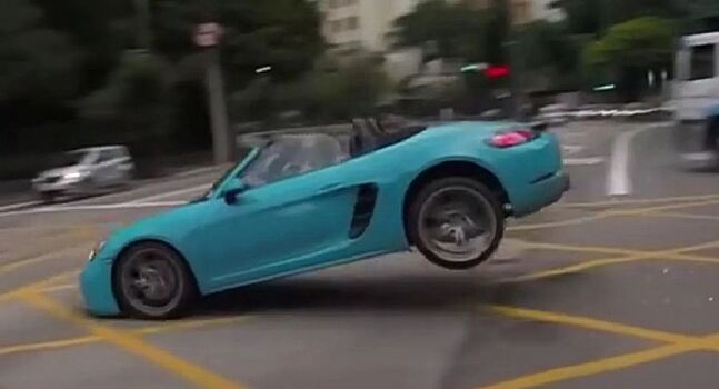 Посмотрите, как Porsche Boxster отправился в полёт во время проезда перекрёстка