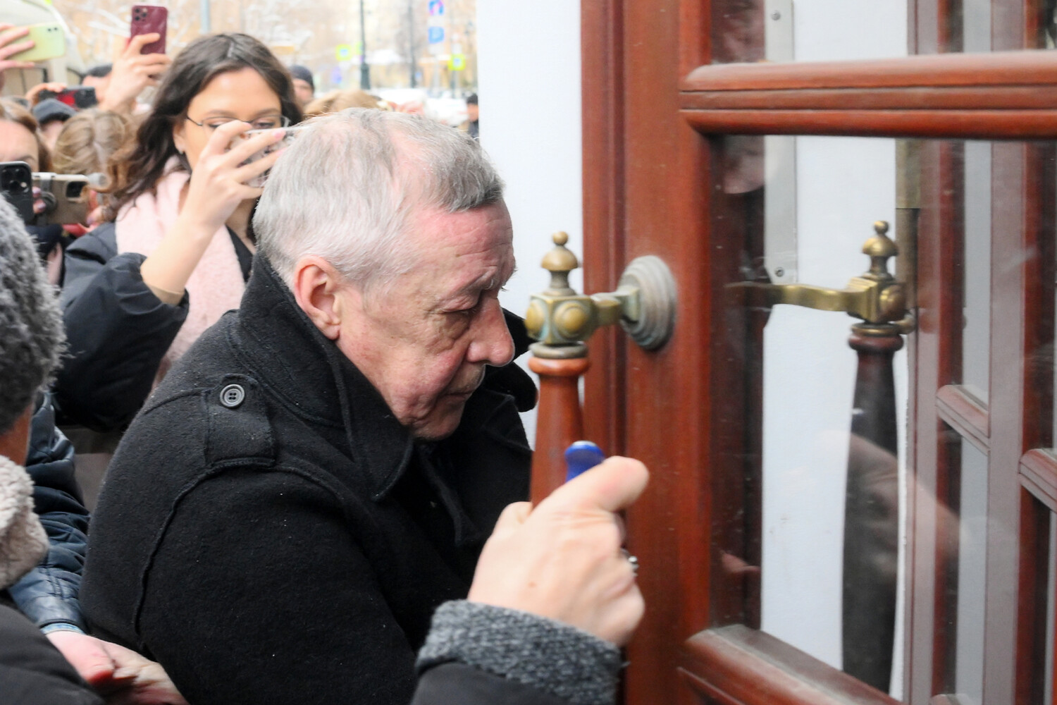 Соседи Ефремова пожаловались на неспокойную обстановку у дома актера