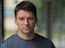 «Моя семейная жизнь безоблачна»: Даниил Страхов о фильмах, красоте и 25 годах брака. Как сейчас складывается карьера киношного красавца?