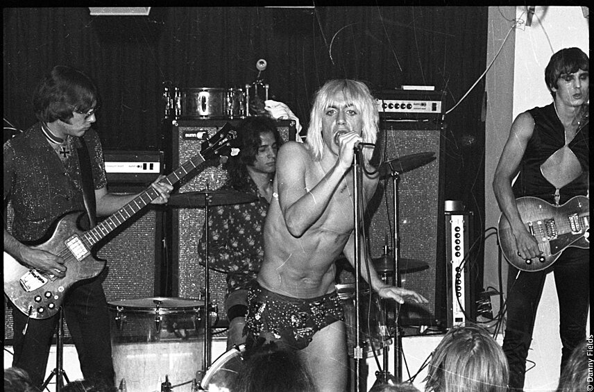 «Gimme Danger. История Игги и The Stooges» - история группы The Stooges, одной из величайших рок-н-ролл групп всех времен. Появившись в Анн-Арбор (Мичиган) в эпоху контркультурной революции, яркий и агрессивный рок-н-ролл The Stooges перевернул музыкальный мир конца 60-х. Обрушив на аудиторию смесь рока, блюза, R&B и джаза, группа дала начало тому, что впоследствии назовут панком и альтернативным роком. Режиссер фильма - Джим Джармуш. Премьера: 24 ноября. <a href="https://kassa.rambler.ru/msk/movie/89312" rel="external?utm_source=news&utm_medium=podborka&utm_campaign=self_promo&utm_content=kassa">Купить билеты</a>