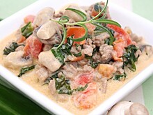 Мясной салат с грибами и орехами «Бамии»
