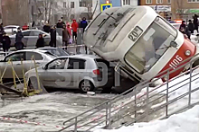 Трамвай на полной скорости сошел с рельсов и упал на машины в российском городе