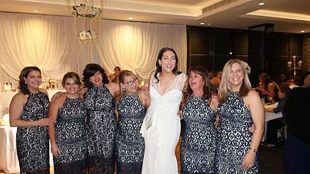 Соцсети взорвало фото девушек, пришедших на свадьбу в одинаковых нарядах