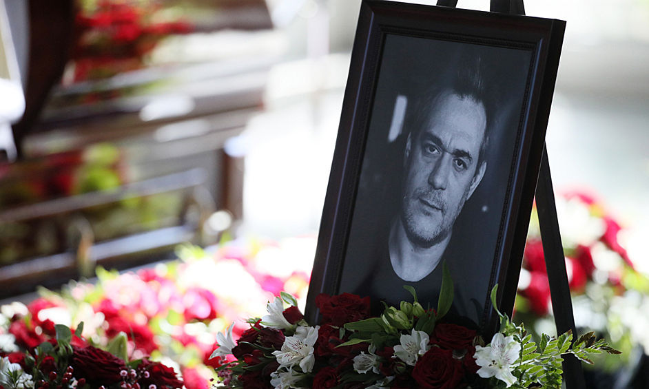 На Троекуровском кладбище Москвы началась церемония прощания с журналистом Сергеем Доренко.