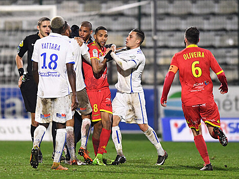Футболисты французского "Осера" подрались между собой во время матча и были удалены (ВИДЕО)