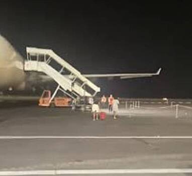 Штурм самолета пассажирами после двух переносов рейса попал на видео