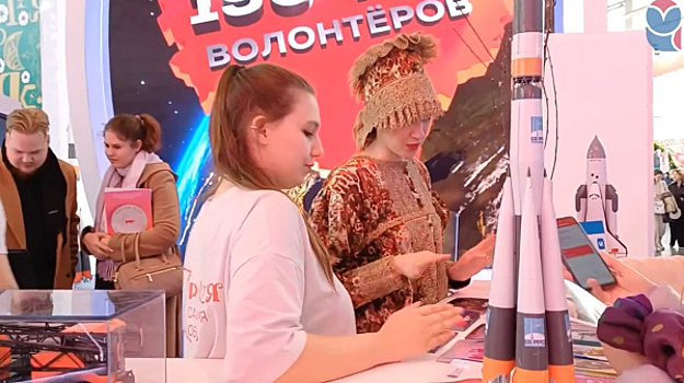 Гости стенда Самарской области на выставке "Россия" сплели кукол-обереги из лыка