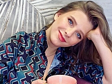 Арзамасова вышла на прогулку с сыном в тренче цвета хаки