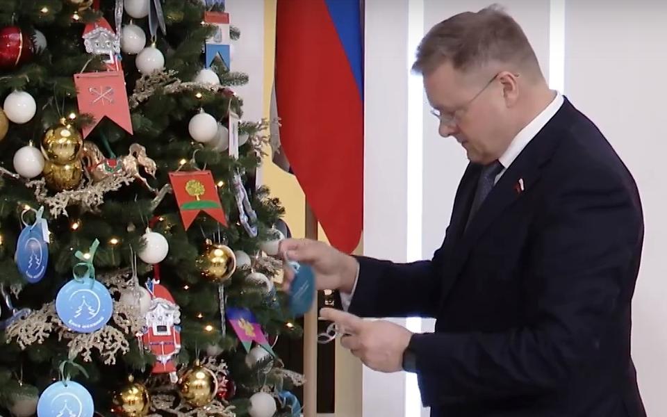 Сенатор Любимов отправил новогодние подарки подросткам из Рязанской и Запорожской областей