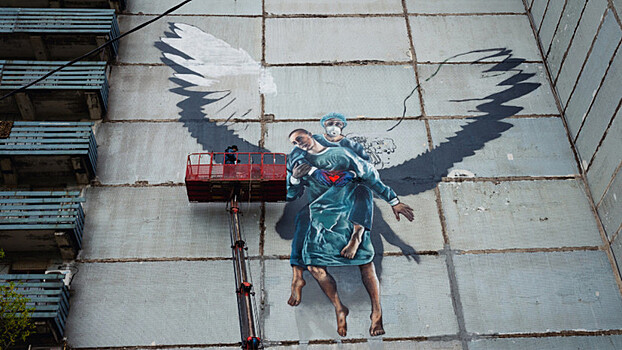 Граффити с изображением медсестры в образе ангела появилось на стене дома в Одинцово