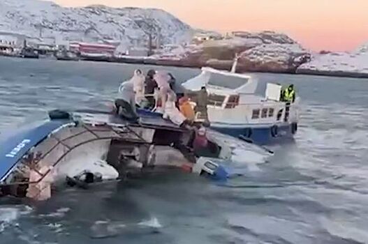 Катер с туристами затонул во время экскурсии в Мурманской области