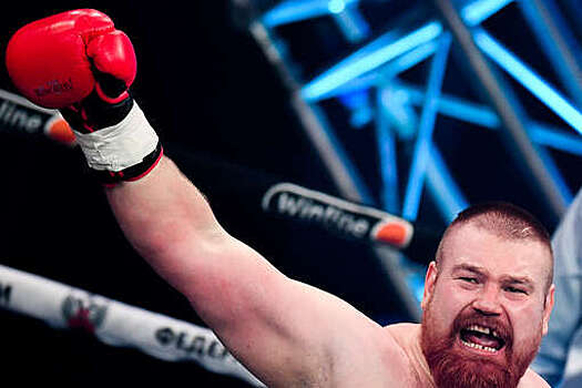 Боец MMA Дацик показал, как стреляет из разных видов оружия