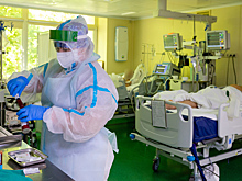 Хриплый голос назвали первым признаком нового варианта COVID