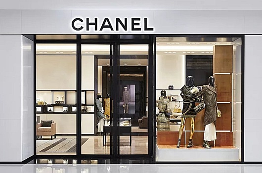 Звезды социальных сетей демонстративно режут сумки Chanel
