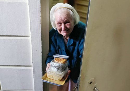 Волонтёры района Дорогомилово доставляют бесплатное горячее питание нуждающимся