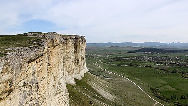 В Крыму турист сорвался со скалы