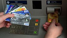Россиян предупредили о рисках оформления зарубежных банковских карт