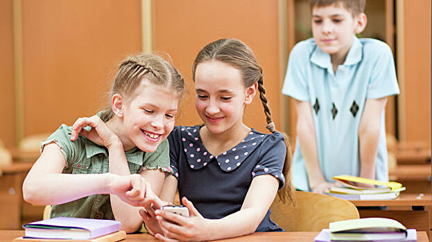 Власти Карелии предложит альтернативу использованию телефонов в школах