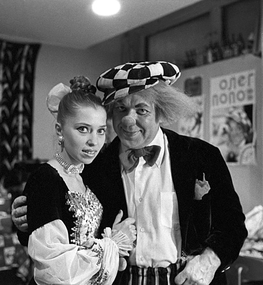 Артист Олег Попов с дочерью Олей, принимающей участие в цирковой программе, 1977