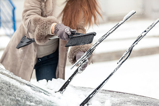Каждый четвертый россиянин опаздывает на работу из-за очистки авто от снега