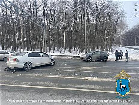 В районе "Самара Арены" столкнулись Toyota и Honda, два человека пострадали